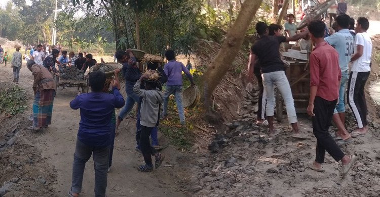 দলমত নির্বিশেষে স্বেচ্ছাশ্রমে রাস্তা নির্মাণ, গ্রামবাসীর দুর্ভোগের অবসান